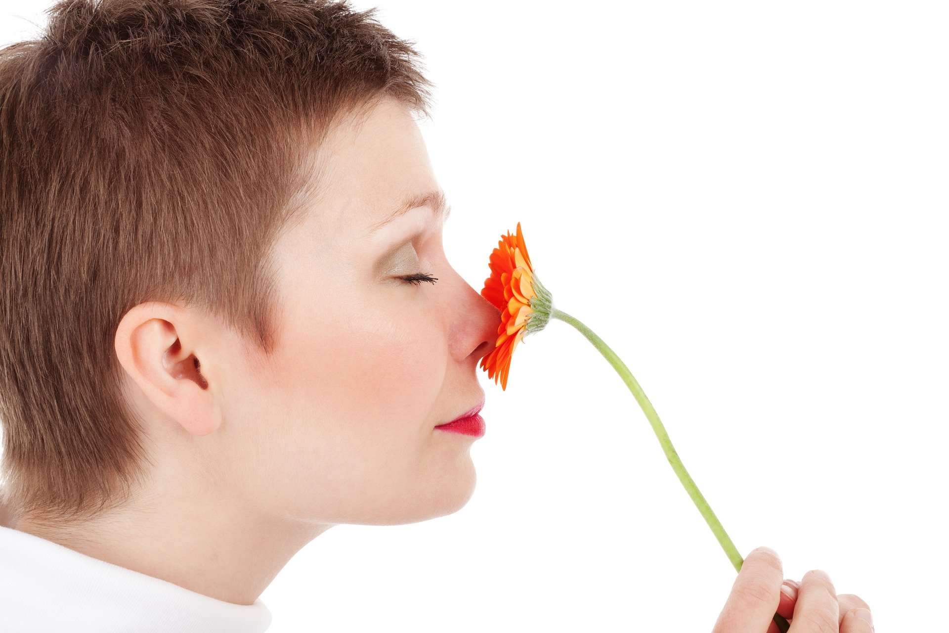 花を嗅ぐ女性
